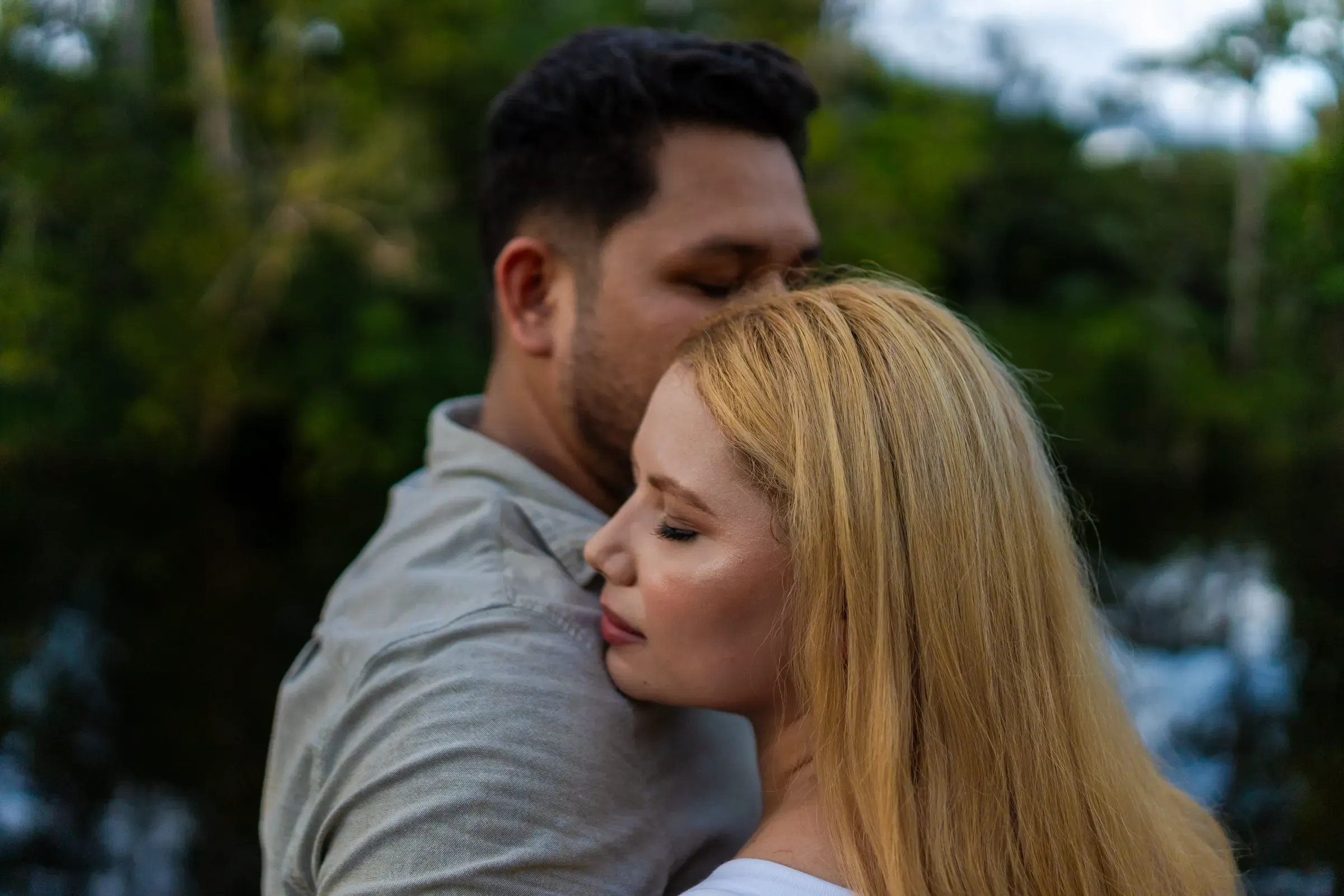 Adria e Rychel se abraçando