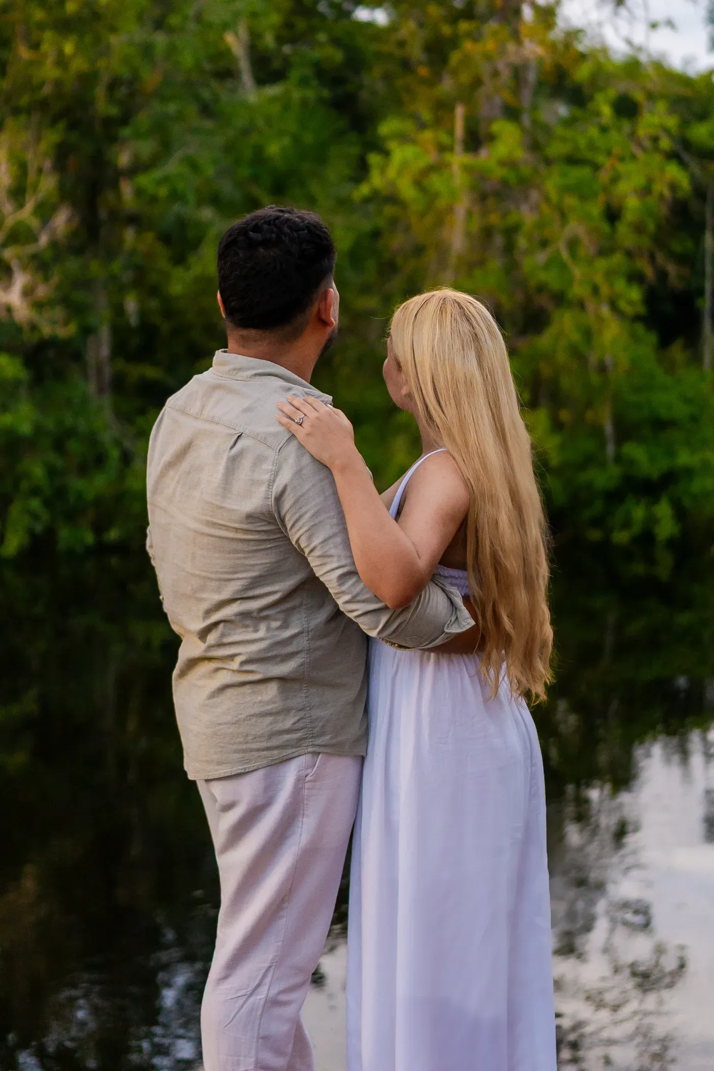 Adria e Rychel de costas contemplando o rio